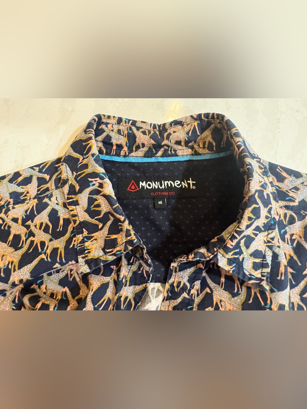 🦒 Men’s Giraffe Print Navy & Pink Button Down Short Sleeve Shirt — Sz M - Picture 2 of 8